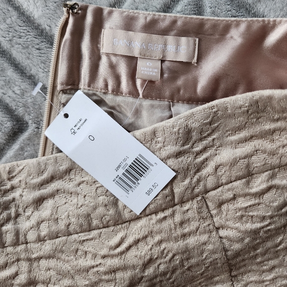 Banana Republic pencil skirt, size 6, cream with gold thread - Picture 4 of 5